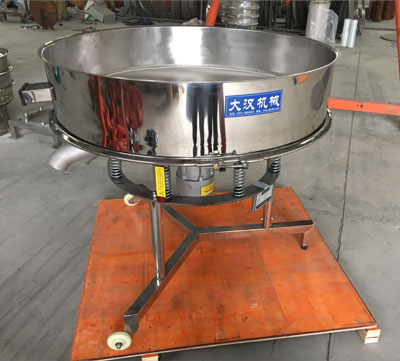 高頻篩不同于普通振動篩的在于該產品使用的是，高頻振動電機：振動頻次快，振動的幅度較小，所以對于漿液的過濾篩分有一定的優勢。
